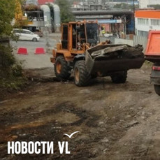 Рабочие ремонтируют участок улицы Сахалинской рядом с ТЭЦ-2, который требовал обновления уже несколько лет