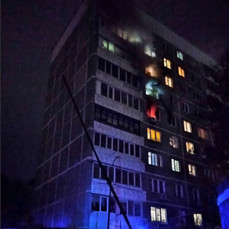 Во Владивостоке на пожаре погиб мужчина, женщину госпитализировали