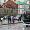 Пассажиры ждут автобус под дождём — newsvl.ru