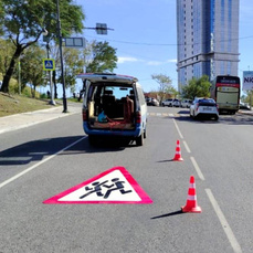 Во Владивостоке появились цветные дорожные знаки прямо на асфальте