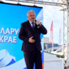 На небольшой сцене напротив выступали артисты из Беларуси — newsvl.ru