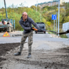 Накануне здесь сняли старый слой почвы и привезли подходящий грунт — newsvl.ru