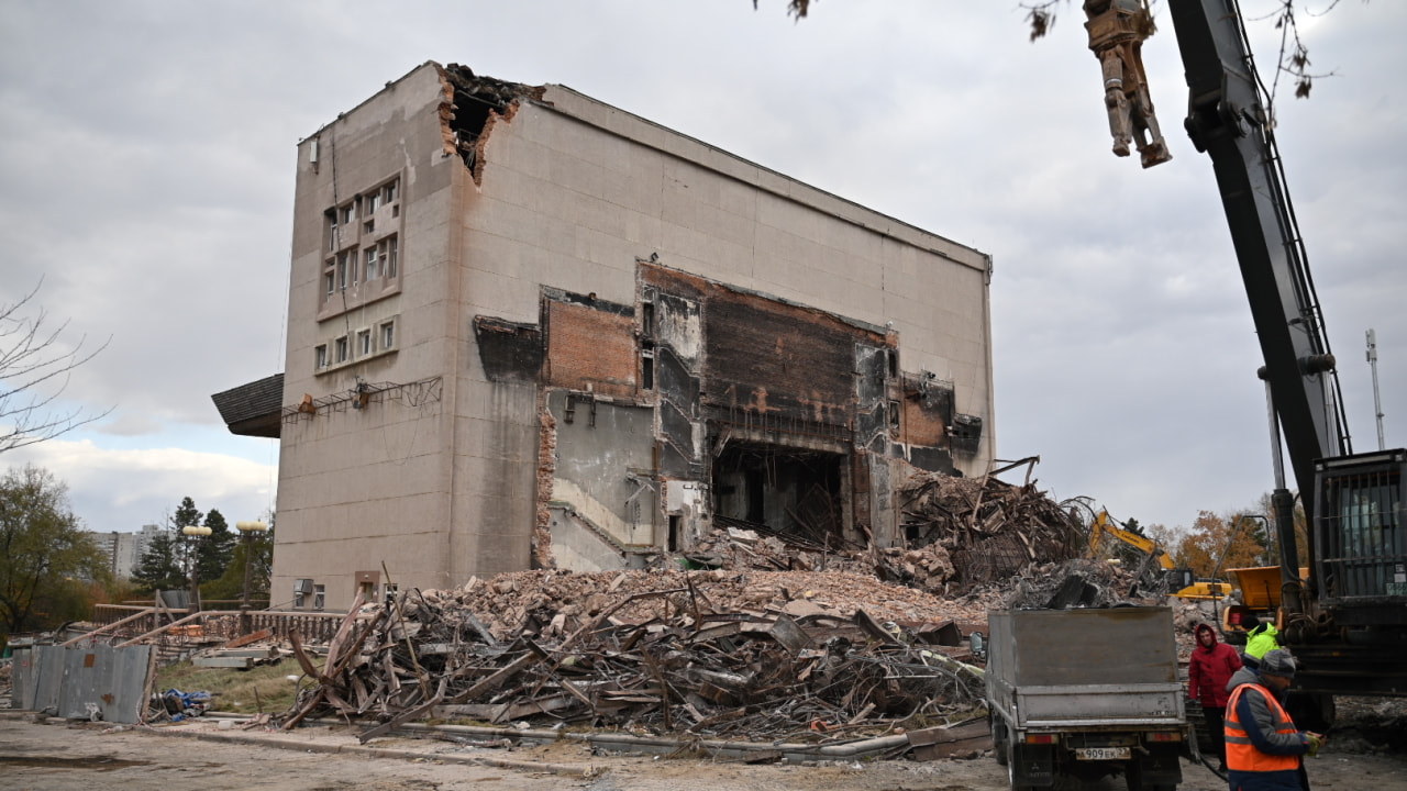 Half of the burned HMT building demolished (PHOTOS; VIDEO)