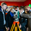 Ребята с интересом рассматривают тахеометр — newsvl.ru