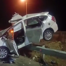 Toyota Prius врезался в леера и отлетел на автовоз, один человек погиб и ещё один пострадал