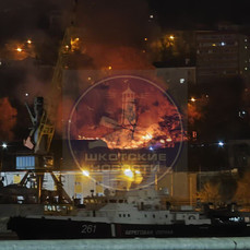 Ночью во Владивостоке сгорел гараж на территории госпиталя ТОФ на Гайдамаке