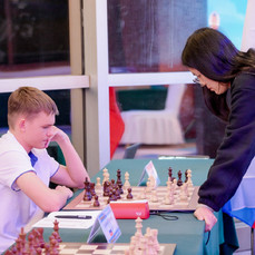 Школьник из Владивостока на шахматном фестивале в Пекине сыграл вничью с чемпионкой мира Хоу Ифань