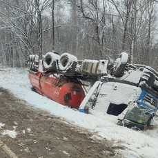 В Приморье на скользкой дороге перевернулся бензовоз