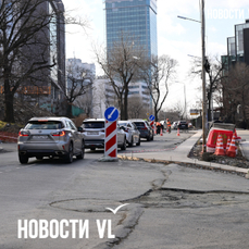 На Черёмуховой спиливают &laquo;зубы&raquo; парковочных карманов, мешающие проезду машин