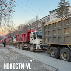 Неудобно всем: Снеговая от Рудневского моста до Карьерной по утрам превращается в стоянку самосвалов