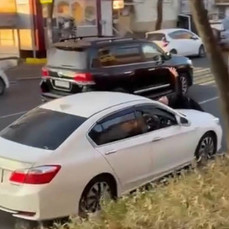 Водитель во Владивостоке прокатил приятеля на капоте автомобиля, теперь их ищет полиция