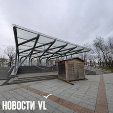 Вместо обещанного ремонта у сцены перед Домом молодёжи во Владивостоке поставили деревянную будку (ФОТО)