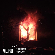 Во Владивостоке спасатели вынесли женщину из горящей квартиры