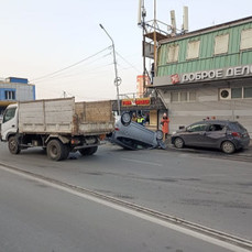 Кей-кар перевернулся на Третьей Рабочей после столкновения с грузовиком, один человек пострадал