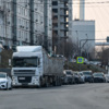 Улица Калинина превратилась в стоянку фур и автомобилей без номеров — newsvl.ru