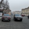 Припаркованные на остановке "Серая лошадь" автомобили — newsvl.ru