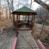 Возле тропы есть уютная беседка, в которой можно остановиться и перекусить — newsvl.ru