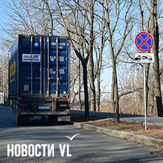 Дальнобойщики на обочинах во Владивостоке ждут отправки и отдыхают, не найдя лучшего места для стоянки