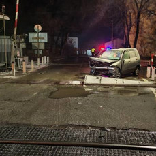 Во Владивостоке водитель погиб на переезде, врезавшись в барьер-автомат