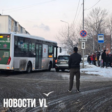 Зима пришла во Владивосток со снегом, авариями и 9-балльными пробками