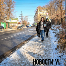 После прошедшего снега тротуары Владивостока превратились в катки и полосы препятствий