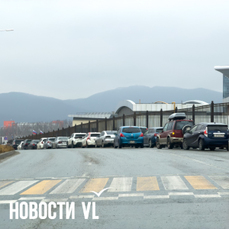 Университетский проспект на острове Русском продолжают запарковывать – сюда приехал эвакуатор