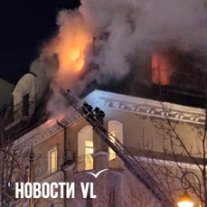 На Уборевича горит мансардный этаж жилого дома