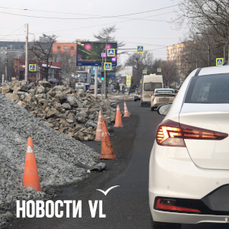 &laquo;Полууправляемый хаос&raquo;: на перекрёстке Русской и проспекта 100-летия Владивостока подключили светофоры, но продолжают делать дорогу