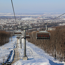 На двух горнолыжных трассах строящегося курорта в Арсеньеве начали работать снежные пушки