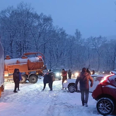 На заснеженной дороге в Приморье столкнулось восемь машин