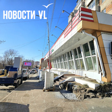 На Верхнепортовой заменят стену из блоков – год назад она час падали на тротуар (ФОТО)