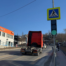 На одном пешеходном переходе у ТЭЦ на Фадеева поставили светофор, а второй уберут
