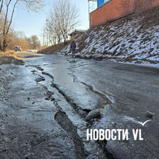 Около 200 метров объездной дороги на Нефтеветке и автобусную остановку заливает канализацией