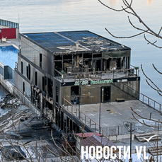 Ресторан на барже в центре Владивостока сгорел ночью, никто не пострадал