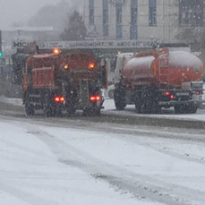 Высокие цены на такси, пробки и камни на дорогах: во Владивостоке сегодня небольшой снег