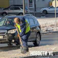 Городские службы при нехватке сотрудников вручную убирают центр Владивостока ото льда — реагент решили не тратить