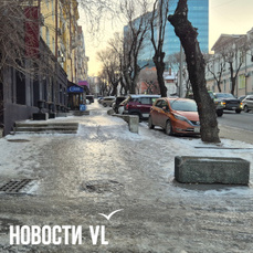 Люди идут по дорогам: ледяными тротуарами Владивостока занялась прокуратура (ВИДЕО)