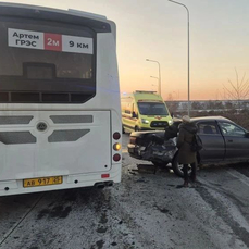 В Артёме в автобус с пассажирами врезался автомобиль  один человек пострадал