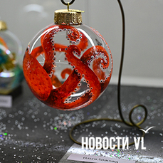 Расписанные приморскими художниками шары и пополнение коллекции раритета: выставка старинных ёлочных игрушек открылась в Большом ГУМе (ФОТО)