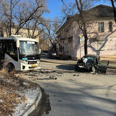 Три человека доставили в больницу после аварии с пассажирским автобусом на Надибаидзе