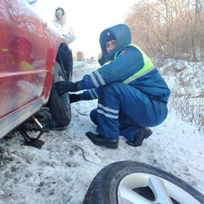 Глава ГАИ Фокино помог маме с тремя детьми заменить пробитое колесо на трассе