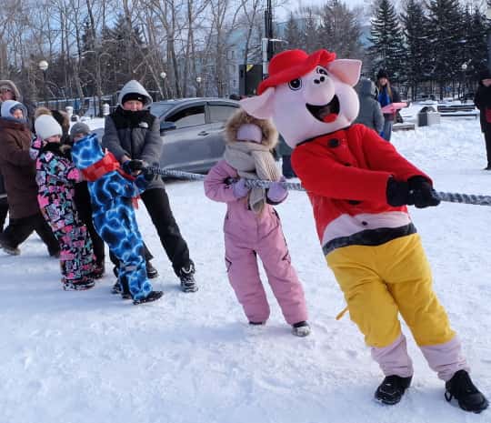 Марафон зимних забав устроили в первые дни нового года в Комсомольске (ФОТО; ВИДЕО)