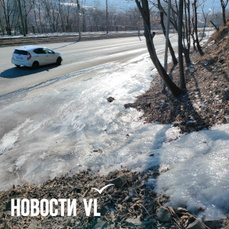 Тротуар и полоса дороги обледенели из-за грунтовых вод по пути с Баляева на Луговую (ФОТО)