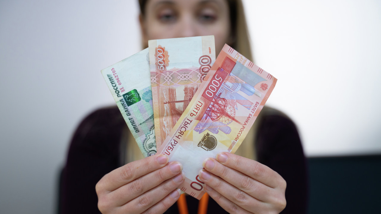 Эксперты ожидают умеренного ослабления рубля к доллару до 90-95 рублей