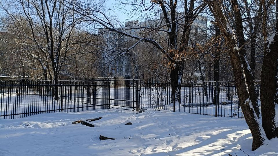 Детей морозим: забор возле дома перекрыл проход к детсаду