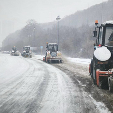 Снег во Владивостоке начался  улицу Капитана Шефнера перекрыли