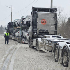 На время снегопада ограничен въезд большегрузов во Владивосток