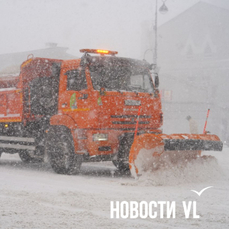 Подготовить улицы к рабочей неделе: во Владивостоке в усиленном режиме сметают снег с дорог