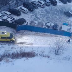 Владивостокцы на внедорожниках и с лопатами помогают машинам скорой помощи преодолевать заснеженные подъёмы (ВИДЕО)