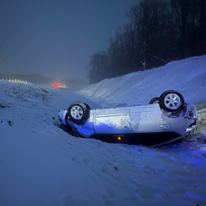 Во время метели в Приморье перевернулась машина  водитель погиб